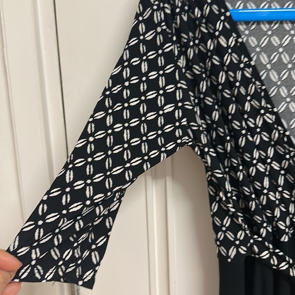 NWOT Korean fabric stretchy V neck dress with lining, sleeves & belt ! Size L! - Picture 5 of 7